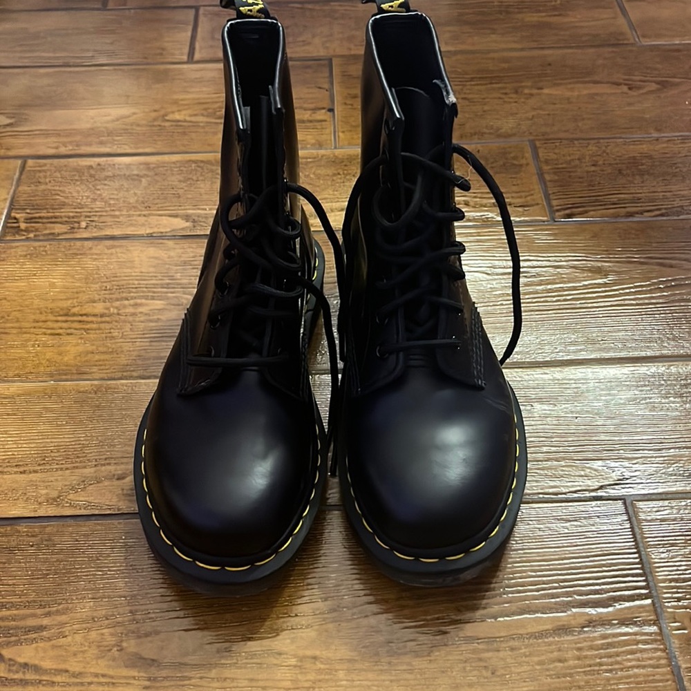 Size 6 Dr. Martens AirWair 1460 Smooth Boot With Box